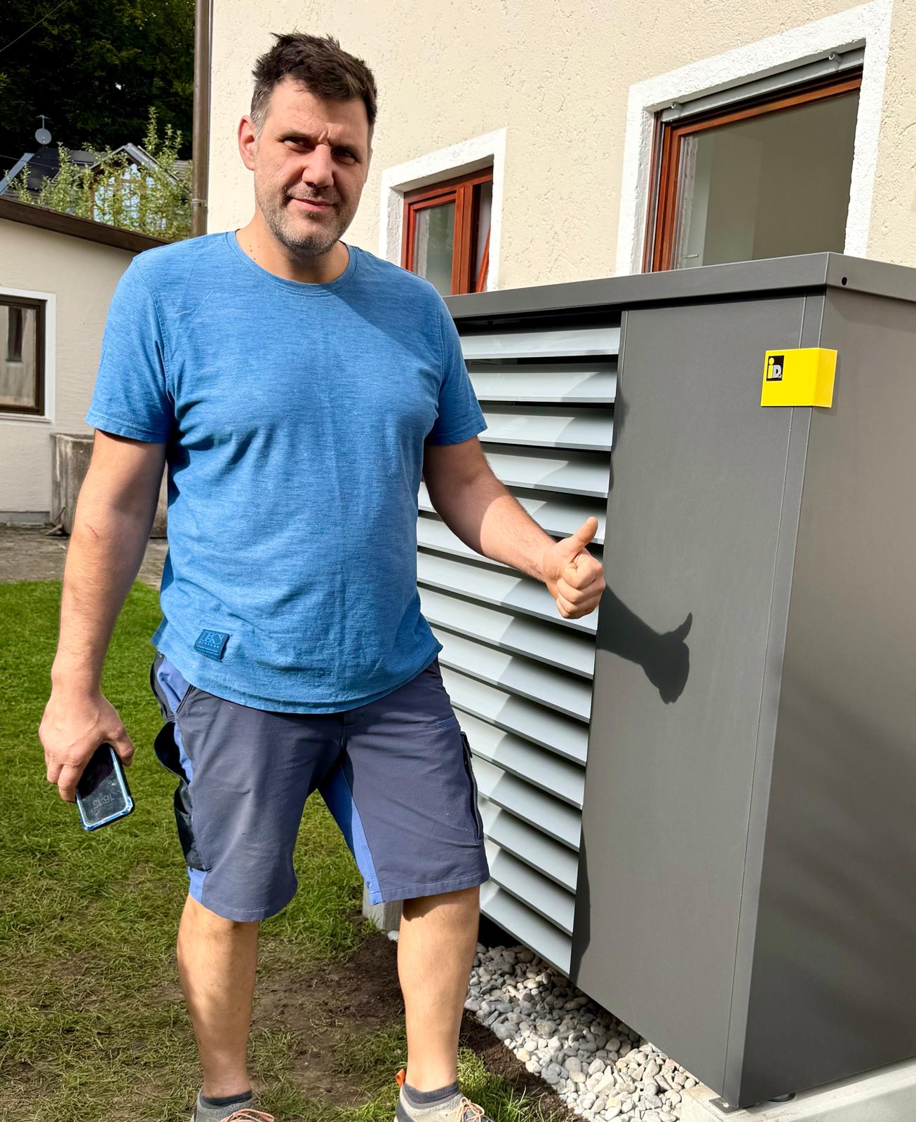 Mitarbeiter von ZAMFIRA Haustechnik vor einer neu installierten Wärmepumpe